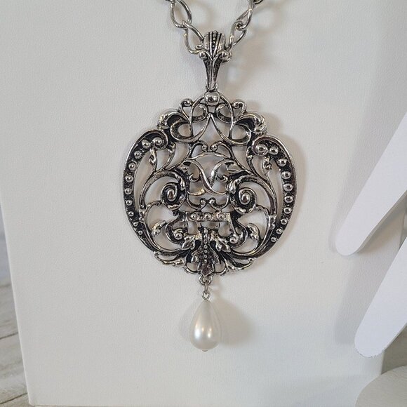 Vintage to Modern Lot Jewelry Silver Tone Blue Necklaces Bracelets Avon L&F etc - Picture 4 of 12